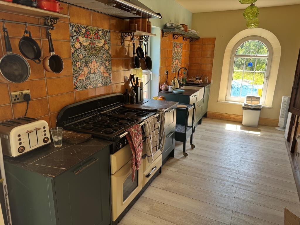 Lot: 159 - DETACHED BUNGALOW WITH POTENTIAL ON 1.6 ACRE PLOT - The Kitchen